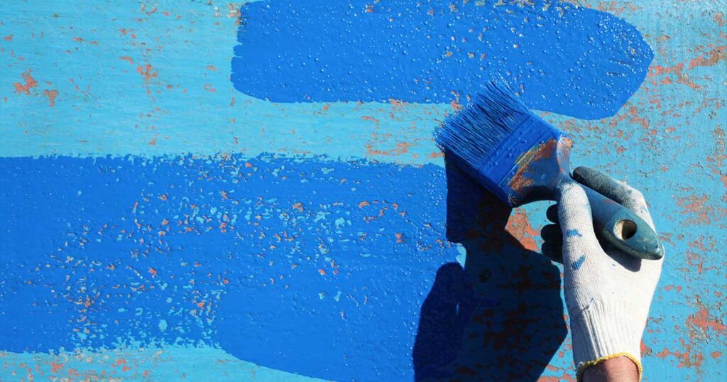 Nanášanie antikoróznej farby Alkyton na kovový vyvýšený záhon na ochranu proti hrdzi